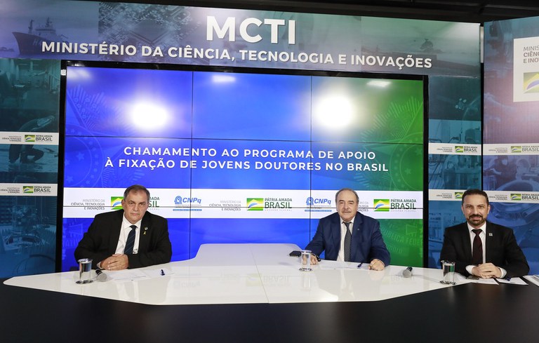 Read more about the article MCTI/CNPq anuncia chamamento de R$ 150 milhões para apoio à fixação de jovens doutores no Brasil